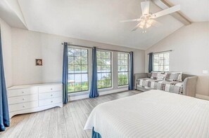 7 bedrooms, desk, iron/ironing board, free WiFi - Lakefront Dock, Hot Tub & Great for Groups (Kingsland)