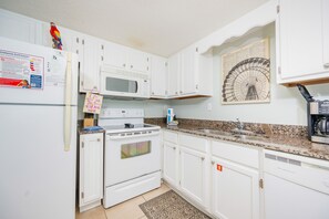 Apartment, 2 Schlafzimmer | Eigene Küche | Kühlschrank, Ofen, Wasserkocher mit Kaffee-/Teezubehör