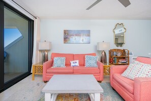 Condo, 2 habitaciones | Área de sala de estar | Reproductor de DVD 
