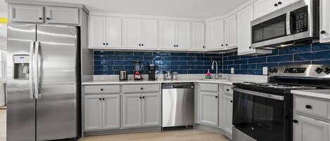 Refrigerador, microondas, horno y parrilla de estufa