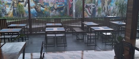 供應早餐、午餐及晚餐