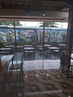 Breakfast, lunch and dinner served - Poppies Senggigi Hostel (Senggigi)