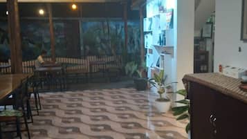 Phục vụ bữa sáng, bữa trưa và bữa tối