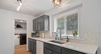 Redmond Rest 4 Bedroom Home by RedAwning