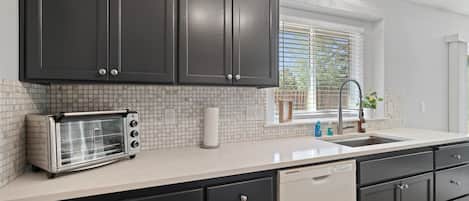 House, 4 Bedrooms | Private kitchen | Fridge, oven, coffee/tea maker, toaster