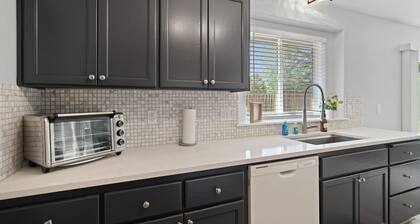 Redmond Rest 4 Bedroom Home by RedAwning