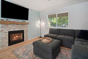 House, 4 Bedrooms | Living area