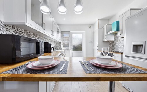 Bromley - Modern Apt - Sleeps 6 - Free Parking - Central London 25mins by Train