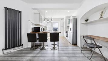 Cookware/dishes/utensils