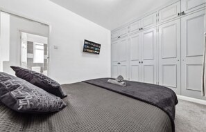 2 habitaciones, tabla de planchar con plancha, wifi y ropa de cama 