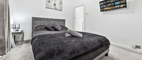 2 chambres, fer et planche à repasser, Wi-Fi, draps fournis