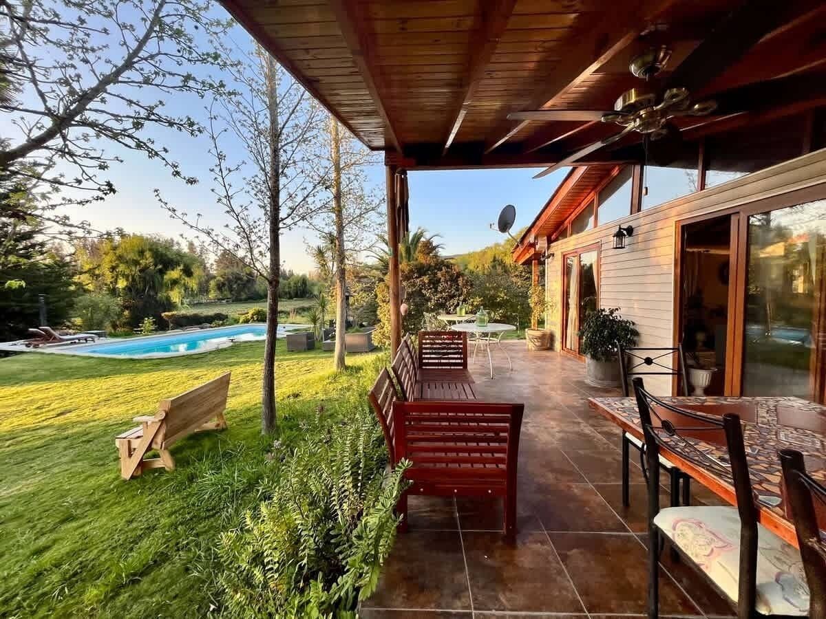 Covered terrace overlooking the garden, ideal for slow mornings or sunset drinks