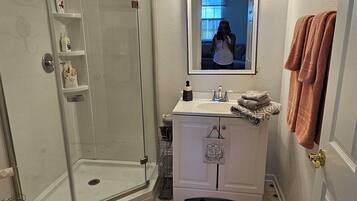 Douche, serviettes fournies, savon, papier toilette