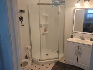 Douche, serviettes fournies, savon, papier de toilette
