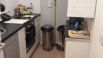 Jääkaappi, uuni, liesi, kahvin-/teenkeitin