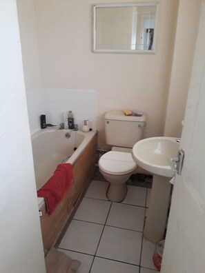 Serviettes fournies, savon, papier toilette