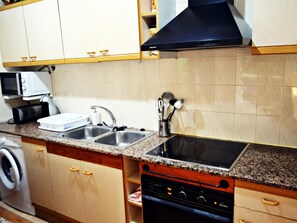 Fridge, microwave, oven, coffee/tea maker