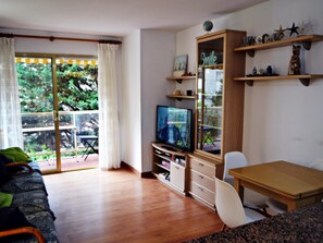 TV - ATHENA. Cozy apartment for families. 60m from the beach. Free WIFI (Pineda de Mar)