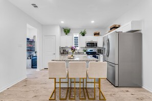 Fridge, microwave, oven, stovetop - Family-Friendly 4Br-3Bath Near DFW & AT&T (Grand Prairie)