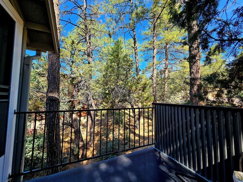Comfy Loft Retreat Above the Pines
