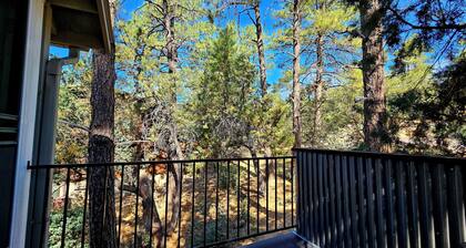 Comfy Loft Retreat Above the Pines
