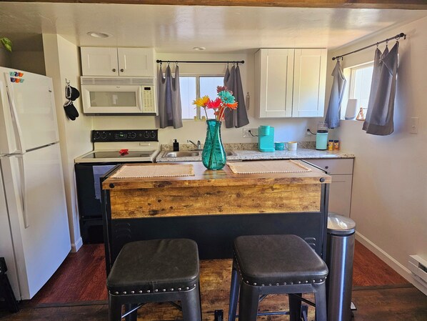 Fridge, microwave, oven, stovetop - Comfy Loft Retreat Above the Pines (Prescott)
