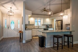 Fridge, microwave, oven, stovetop - Living on Lake Time on Lake DeSoto (Hot Springs Village)