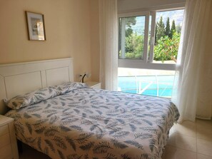 2 bedrooms, iron/ironing board, internet