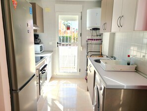 Kjøleskap, mikrobølgeovn, ovn og kaffetrakter/tekoker