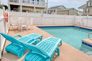 Outdoor pool - Spacious Beach House, Private Pool, Short Walk to the Beach, Bikes Welcome (Murrells Inlet)