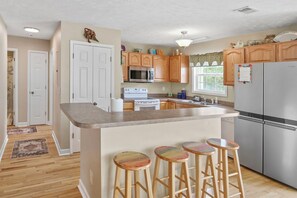 Frigorifero, microonde, forno, piano cottura