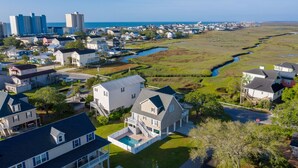 A residential area with houses, a swimming pool, and a river. - Spacious Beach House, Private Pool, Short Walk to the Beach, Bikes Welcome (Murrells Inlet)