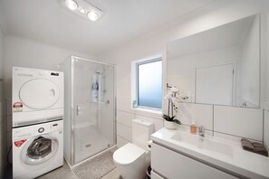 Suihku, hiustenkuivaaja, pyyhkeet, saippua