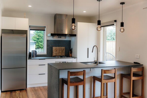 Jääkaappi, mikroaaltouuni, uuni, liesi