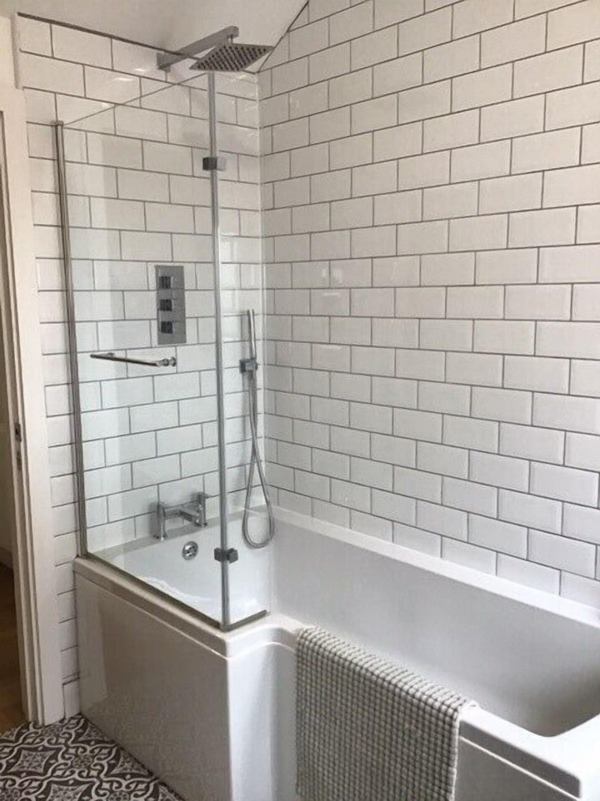 Combined shower/tub, hair dryer, towels