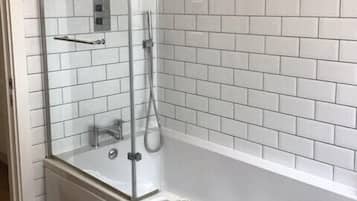 Combined shower/bathtub, hair dryer, towels