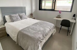 3 slaapkamers, een bureau, een strijkplank/strijkijzer, wifi