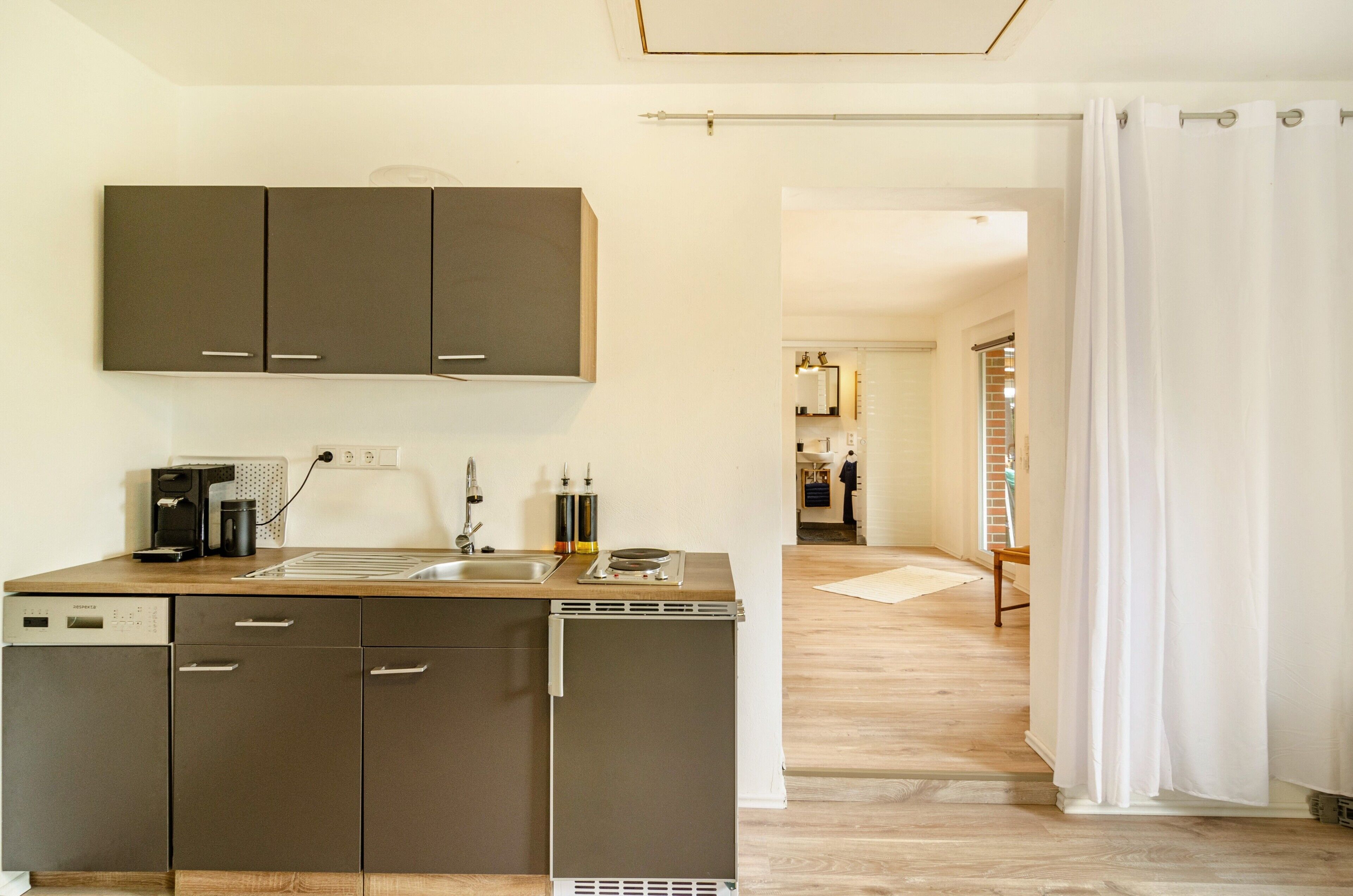 Fridge, stovetop, dishwasher, coffee/tea maker