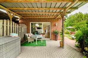 Outdoor dining - Apartment "Möwchen" with Private Terrace, Shared Garden and Wi-Fi (Berumbur)