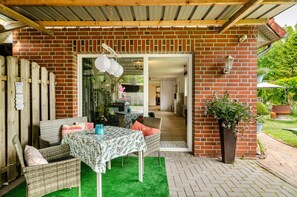 Outdoor dining - Apartment "Möwchen" with Private Terrace, Shared Garden and Wi-Fi (Berumbur)