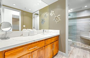 Bathtub, hair dryer, towels - Maui Resort Rentals: The Whaler 918 - Upgraded 9th Floor Studio w/ Fantastic Pacific Ocean and Black Rock Views! (Lahaina)