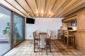Dining - Holiday Apartment 'Handwerkertreff und Ferienwohnung' with Terrace, Balcony & Wi-Fi (Wehingen)