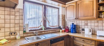 Holiday Apartment 'Handwerkertreff und Ferienwohnung' with Terrace, Balcony & Wi-Fi