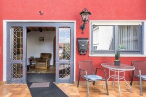 Outdoor dining - Holiday Apartment 'Handwerkertreff und Ferienwohnung' with Terrace, Balcony & Wi-Fi (Wehingen)