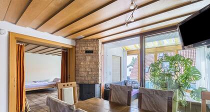 Holiday Apartment 'Handwerkertreff und Ferienwohnung' with Terrace, Balcony & Wi-Fi