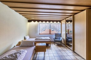 4 bedrooms, free WiFi, bed sheets - Holiday Apartment 'Handwerkertreff und Ferienwohnung' with Terrace, Balcony & Wi-Fi (Wehingen)