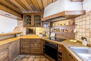 Fridge, microwave, oven, stovetop - Holiday Apartment 'Handwerkertreff und Ferienwohnung' with Terrace, Balcony & Wi-Fi (Wehingen)