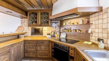 Jääkaappi, mikroaaltouuni, uuni, liesi