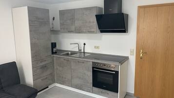 Een koelkast, een oven, een kookplaat, een vaatwasser