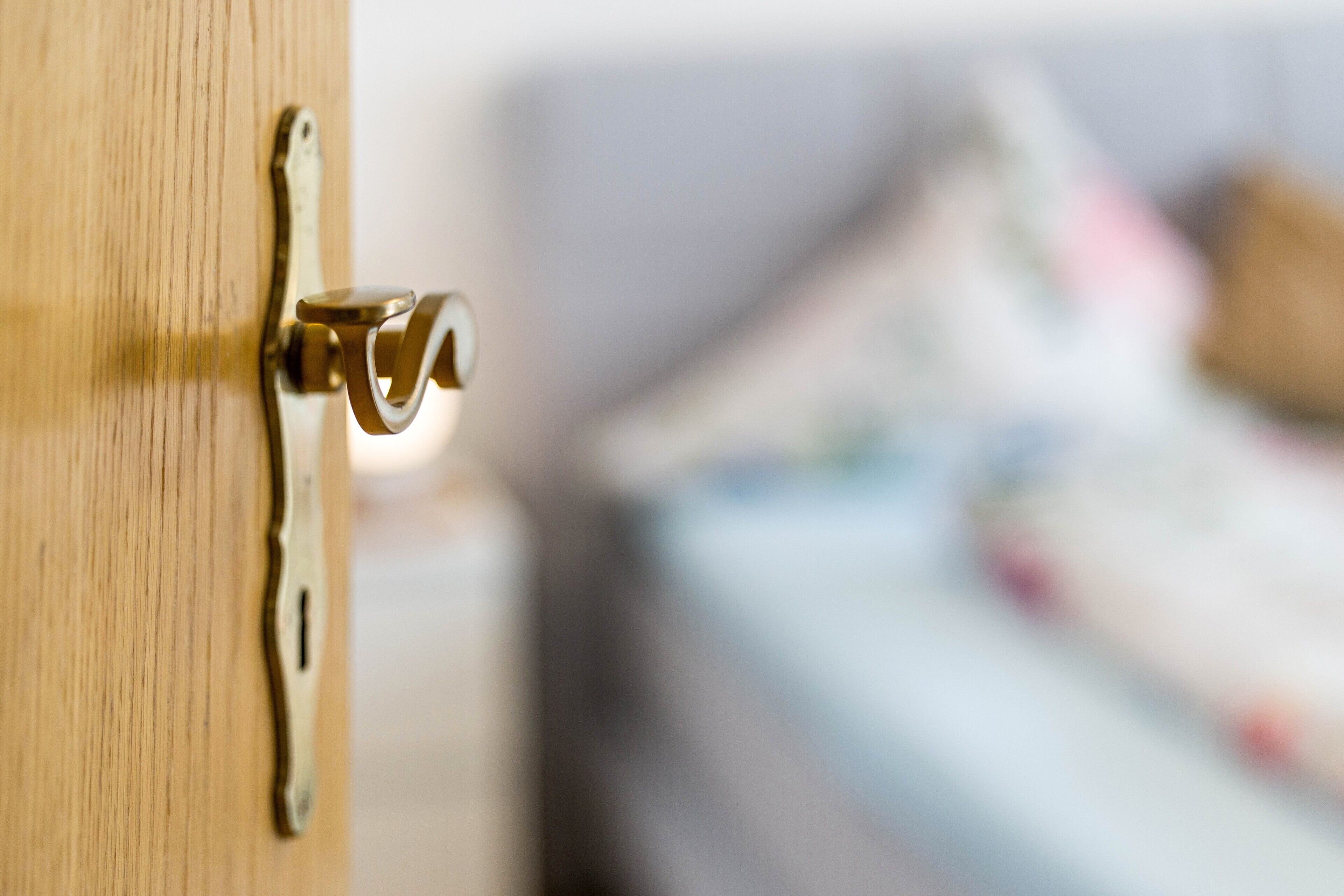 Una puerta de madera con un picaporte de latón y una cerradura.